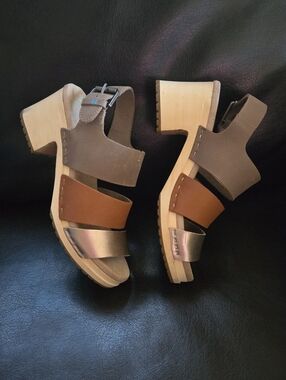 Toms Women's Tri-Stripe Leather Sandal in Brown and Metallic Gold Size 5